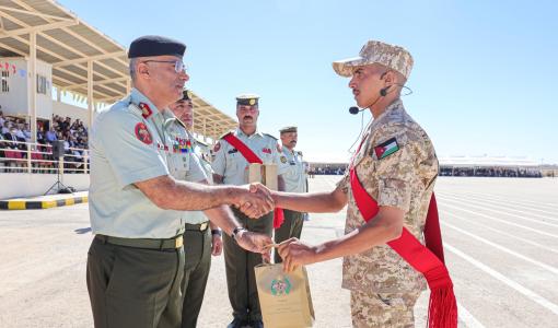 أحد خريجي الدفعة الثانية من مكلفي خدمة العلم يتسلم هدية من رئيس هيئة الأركان المشتركة اللواء الركن مجدي الحراسيس 15/9/2026