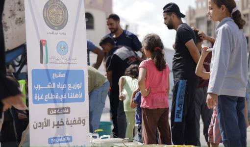فلسطينيون ينتظرون الحصول على مياه الشرب في قطاع غزة