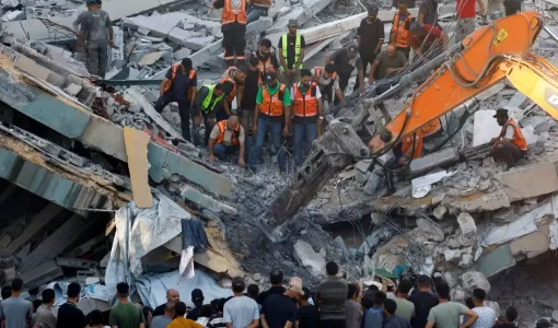أشخاص يتجمعون فيما يحاول عناصر الدفاع المدني إنقاذ الأشخاص العالقين تحت أنقاض مبنى منهار في مدينة غزة 16/9/2026 | رويترز