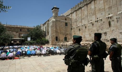 فلسطينيون يؤدون إحدى الصلوات خارج أسوار الحرم الإبراهيمي جراء إغلاقه من قبل الاحتلال في وقت سابق | Getty Images