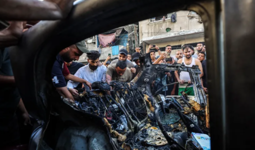 فلسطينيون يتجمعون في موقع استهداف "إسرائيلي" لسيارة أسفر عن استشهاد رجل وابنته | الفرنسية