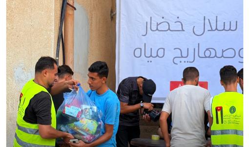 جانب من توزيع المساعدات ضمن مشروع "سلال خضار وصهاريج مياه" في قطاع غزة