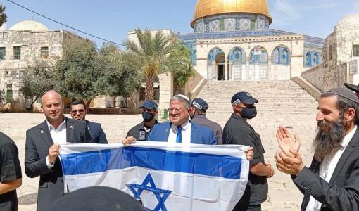 وزير أمن الاحتلال إيتمار بن غفير يرفع علم الاحتلال أمام قبة الصخرة المشرفة 20/9/2026