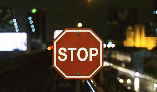 صوة تعبيرية لإشارة قف