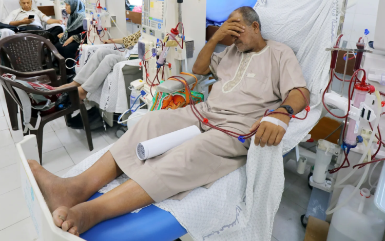 مريض كلى من قطاع غزة خلال جلسة الغسيل مريض كلى من قطاع غزة خلال جلسة الغسيل | أرشيفية