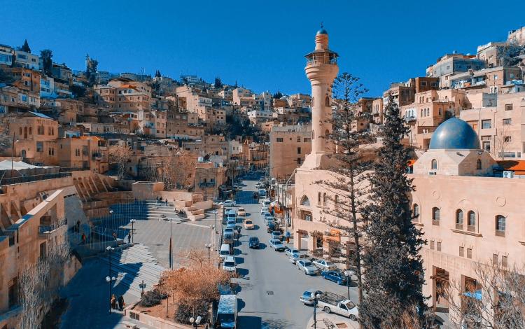 منظر عام من مدينة السلط ويظهر فيها جامع السلط الكبير