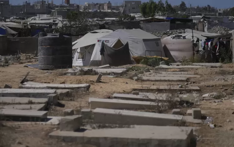 خيام مؤقتة لإيواء فلسطينيين نازحين منصوبة في مقبرة في خانيونس جنوب قطاع غزة 20/9/2025 | أسوشييتد برس