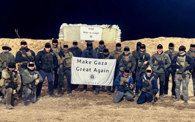 متعاقدون من نادي دراجات الكفار في غزة أخفوا وجوههم وبجوارهم لافتة كتب عليها: &quot;لنجعل غزة عظيمة من جديد&quot; | المصدر: هيئة الإذاعة البريطانية