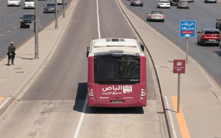 حافلة تعمل على مسار الباص سريع التردد بين عمان والزرقاء حافلة تعمل على مسار الباص سريع التردد بين عمان والزرقاء | المملكة