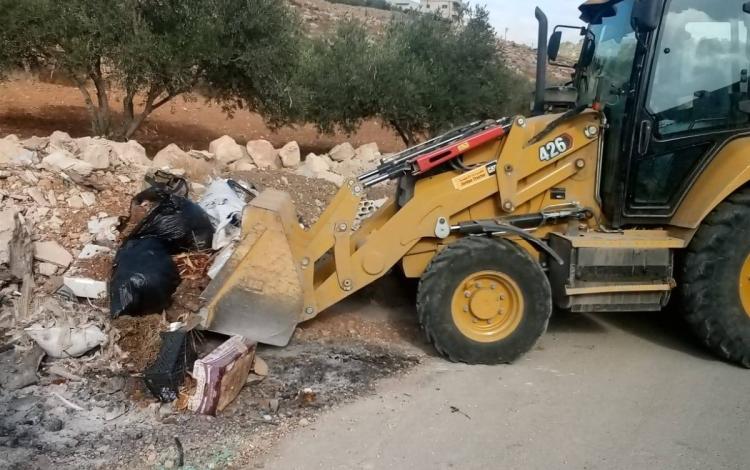 جرافة تزيل النفايات ضمن حملة نظافة شملت وادي مرصع ووادي ضاعن أرشيفية لجرافة تزيل النفايات ضمن حملة نظافة شملت وادي مرصع ووادي ضاعن | بلدية باب عمان