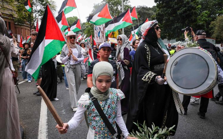طفلة تحمل العلم الفلسطيني في مسيرة في سيدني طفلة تحمل العلم الفلسطيني في مسيرة في سيدني | أسوشييتد برس