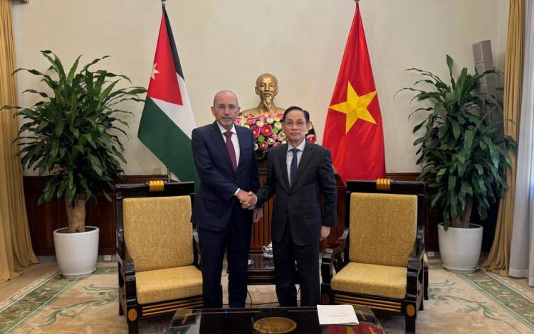 وزير الخارجية أيمن الصفدي ونظيره الفيتنامي لي هواي ترونج، هانوي 13/11/2025 | المصدر: وزارة الخارجية الأردنية