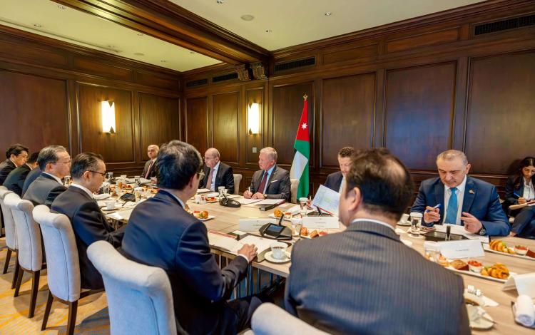 الملك خلال لقائه ممثلين عن شركات يابانية وغرفة التجارة والصناعة اليابانية في طوكيو 10/11/2025 | المصدر: الديوان الملكي الهاشمي