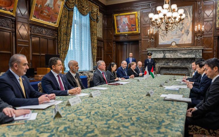 الملك عبدالله الثاني خلال لقاء مع رئيس مجلس المستشارين الياباني ماساكازو سيكيغوتشي في طوكيو 11/11/2025 | الديوان الملكي الهاشمي