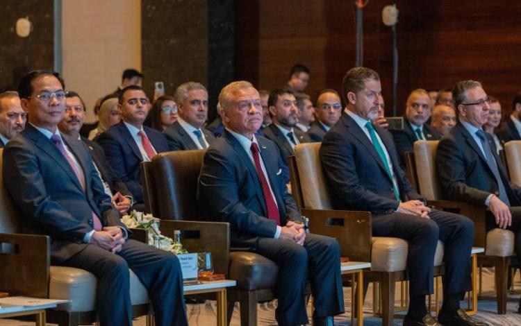 الملك عبدﷲ الثاني يحضر الجلسة الافتتاحية لملتقى الأعمال الأردني - الفيتنامي في العاصمة هانوي 13/11/2025 | المصدر: الديوان الملكي الهاشمي