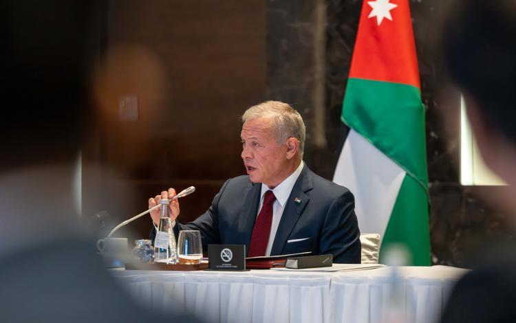 الملك عبدﷲ الثاني خلال اجتماع بممثلين عن شركات فيتنامية في قطاع المحيكات وممثلين عن قطاع المحيكات في الأردن، هانوي 13/11/2025 | المصدر: الديوان الملكي الهاشمي