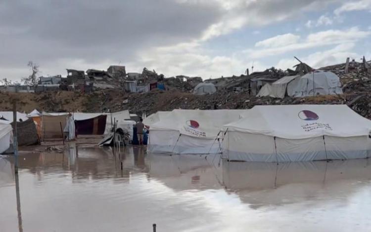 المنخفض الجوي يغرق خيام النازحين في غزة 25/11/2025 | المصدر: الجزيرة