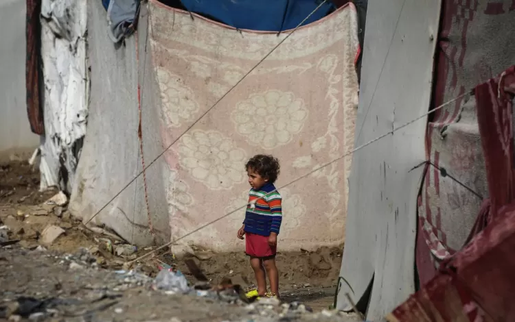 طفل فلسطيني في مخيم النصيرات وسط قطاع غزة 28/11/2025 | وكالة الأنباء الفرنسية