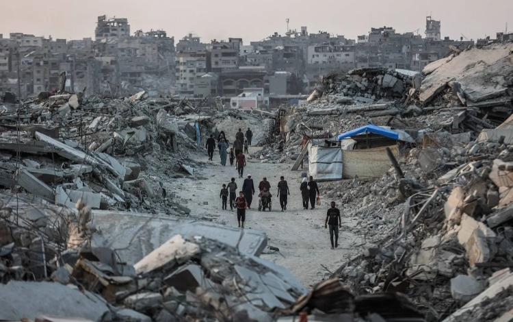فلسطينيون وسط أنقاض مباني مدمرة في جباليا شمال قطاع غزة | وكالة الأنباء الفرنسية