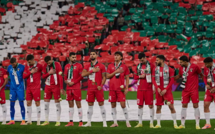 لاعبو منتخب فلسطين قبل المباراة الودية أمام منتخب إقليم الباسك، في بلباو بإسبانيا 15/11/2025 | أسوشييتد برس