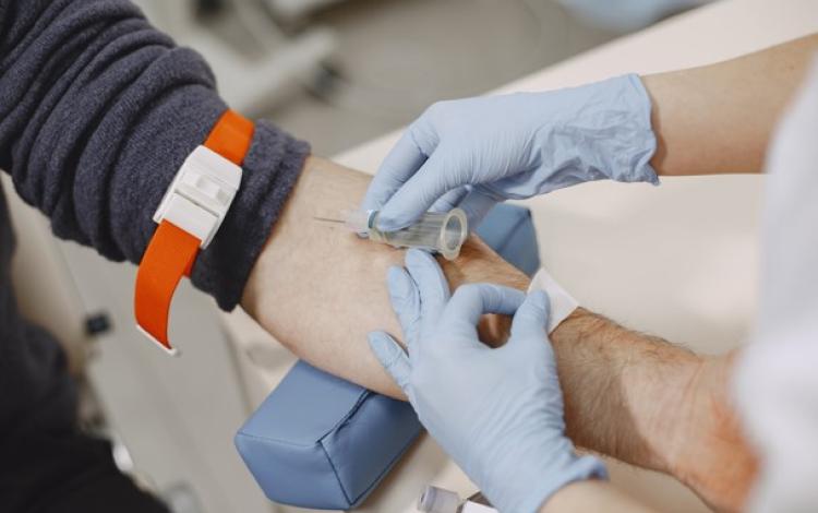 شخص يتبرع بالدم | تعبيرية freepik