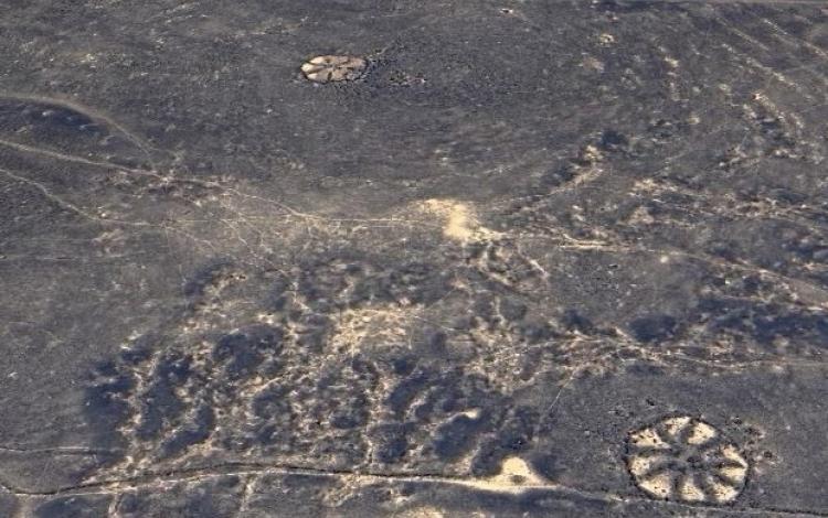 صورة جوية لدوائر أثرية غريبة متناثرة في البادية الأردنية | عمر الدجاني