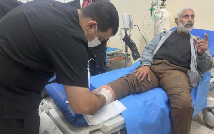 أحد كوادر المستشفى الميداني الأردني في تل الهوى شمال غزة يجري فحصا لمسن فلسطيني 17/12/2025 | المصدر: بترا