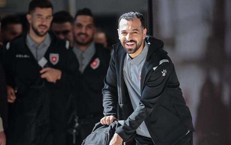 أحد لاعبي المنتخب الأردني خلال مغادرته إلى الدوحة للمشاركة في كأس العرب