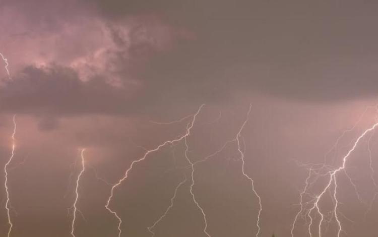 برق في سماء منطقة ماركا بالعاصمة عمان 6/12/2025 | المصدر: مواقع التواصل