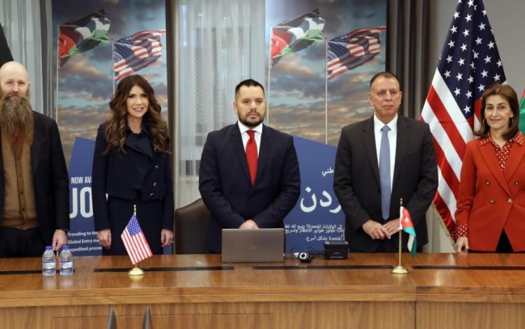 جانب من توقيع الأردن مذكرة تفاهم مع الولايات المتحدة الأميركية للمشاركة في برنامج الدخول العالمي بحضور وزير الداخلية مازن الفراية ووزيرة الأمن الداخلي الأميركية كريستي نويم، عمان 16/12/2025