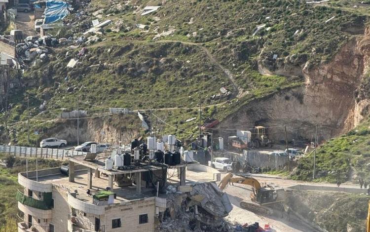 جانب من هدم جرافات الاحتلال بناية في حي وادي قدوم ببلدة سلوان  في القدس المحتلة  22/12/2025 | مواقع التواصل