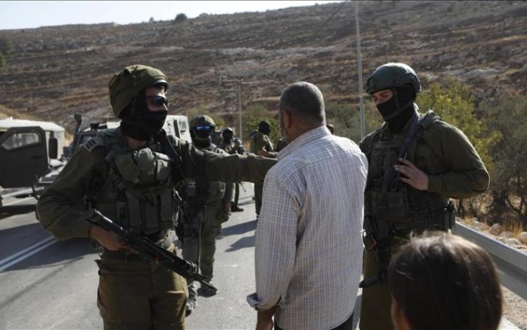جنود الاحتلال يمنعون فلسطينيين من الوصول لأراضيهم في الضفة الغربية