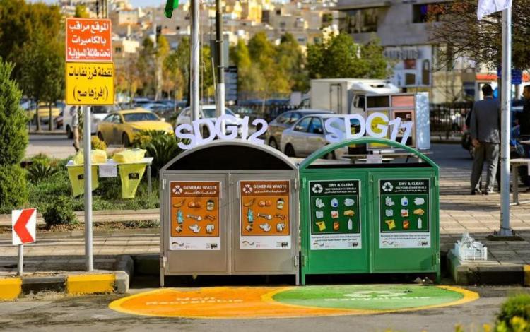 حاويات مخصصة لفرز النفايات في منطقة سوق السلطان | المصدر: حسنى