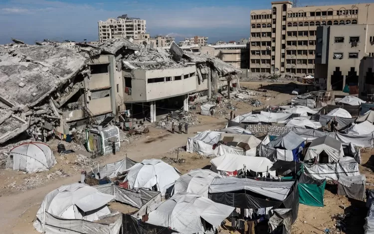 خيام تؤوي عائلات نازحة فقدت بيوتها في محيط مباني دمرتها حرب الإبادة الإسرائيلية في غزة | وكالة الأنباء الفرنسية