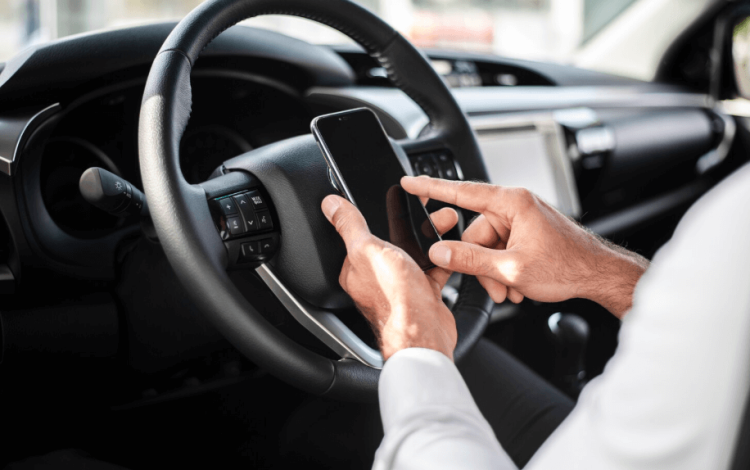 شخص يستخدمه هاتفه خلال القيادة | تعبيرية freepik