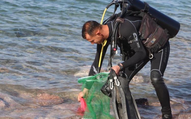 غواص يشارك في حملة لتنظيف قاع البحر في العقبة 24/12/2025 | سلطة منطقة العقبة الاقتصادية