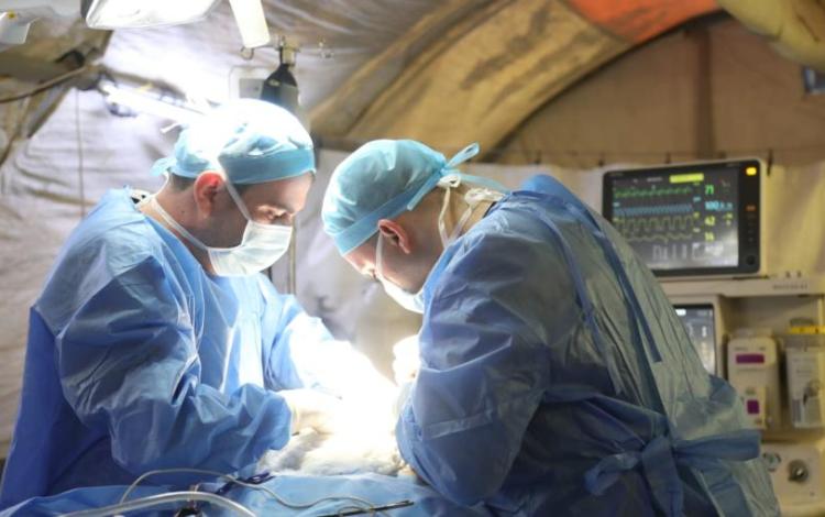 فريق طبي أردني يجري عملية جراحية داخل المستشفى الميداني الأردني جنوب غزة/8 21/12/2025 | المصدر : القوات المسلحة الأردنية