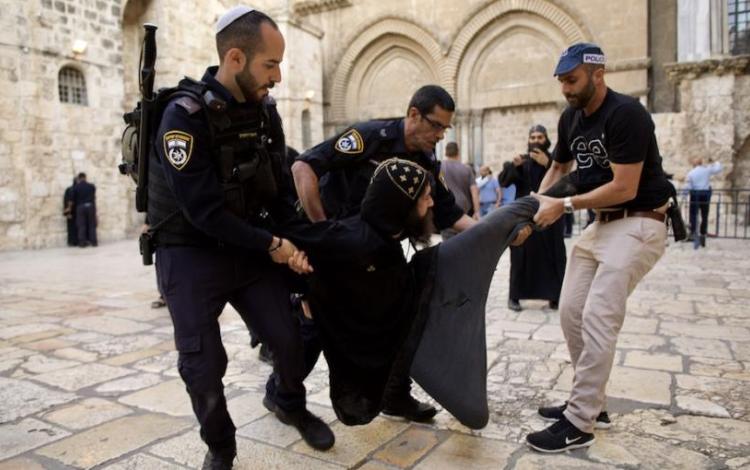 قوات الاحتلال تعتقل أحد الرهبان في محيط كنيسة القيامة بمدينة القدس المحتلة | أرشيفية