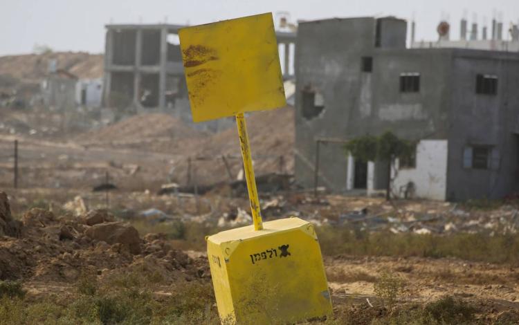 كتلة خرسانية تمثل الخط الأصفر الذي رسمه الاحتلال في البريج وسط قطاع غزة | المصدر: وكالة الأنباء الفرنسية