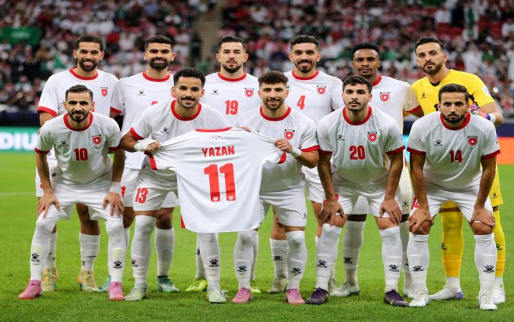 لاعبو المنتخب الأردني يحملون سترة اللاعب المصاب يزن النعيمات قبل مواجهة السعودية 15/12/2025 | رويترز