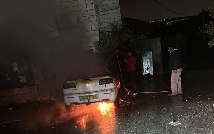 مستوطنون يحرقون مركبتين ويخطون شعارات عنصرية في عين يبرود شرق رام الله | فلسطين بوست