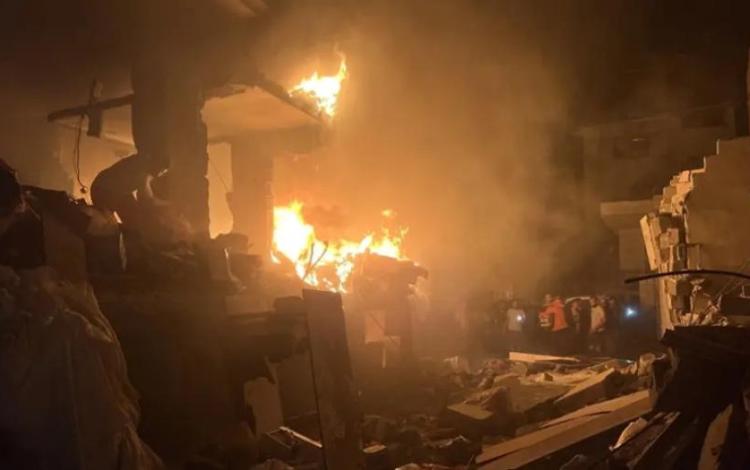 نيران مشتعلة في خيام النازحين جراء غارات إسرائيلية في مواصي خانيونس 3/12/2025 | المصدر: الأناضول