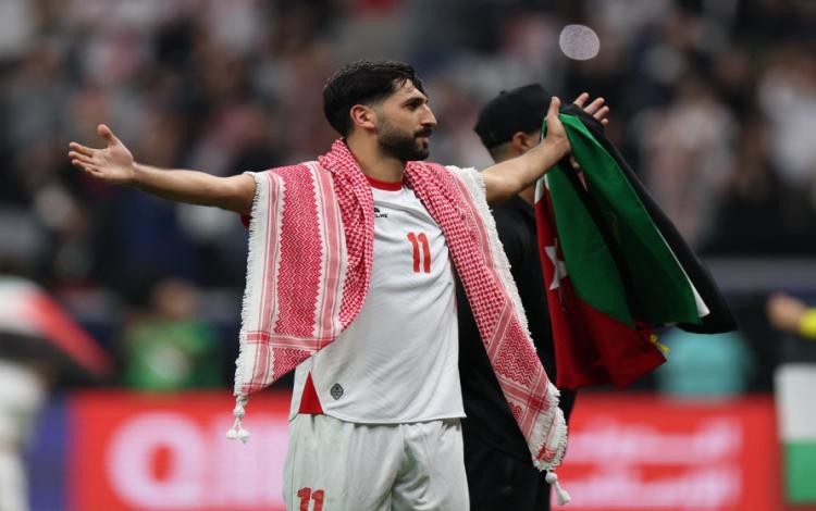 يزن النعيمات خلال احتفاله بفوز المنتخب الأردني في مباراته ضد المنتخب الإماراتي في كأس العرب 3/12/2025 | المملكة