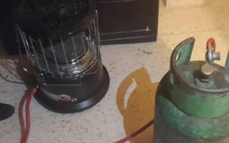 مدفأة موصولة بأسطوانة غاز موضوعة داخل منزل | تعبيرية