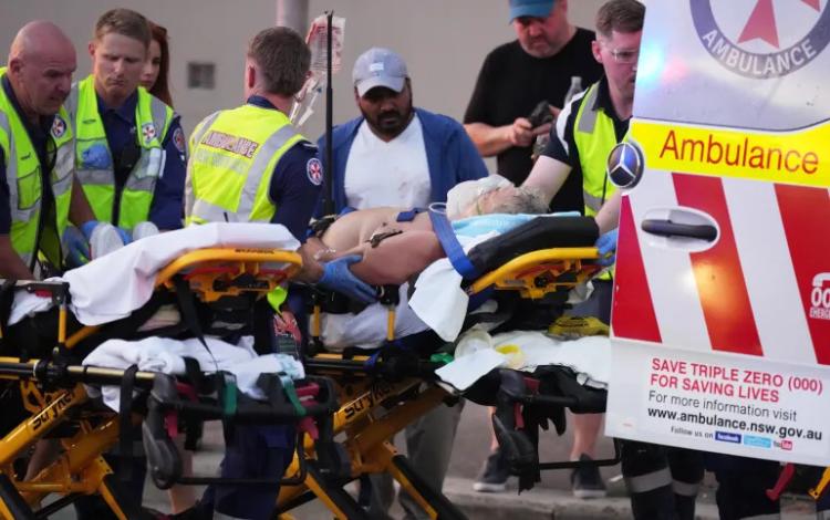 فريق طوارئ يسعف شخصا بعد وقوع حادث إطلاق نار في شاطئ بوندي في سيدني 14/12/2025 | المصدر: أسوشيتد برس
