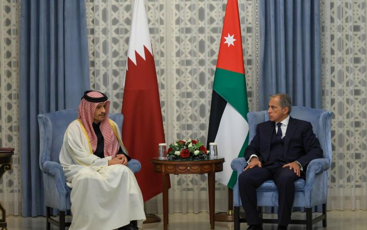 رئيس الوزراء الأردني جعفر حسان خلال مباحثاته مع نظيره القطري محمد بن عبدالرحمن آل ثاني في قطر 18/1/2026 | رئاسة الوزراء