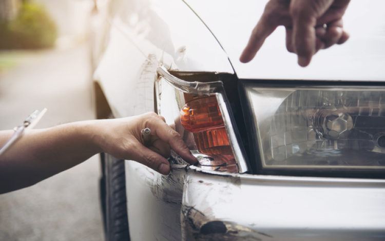 سيارة متضررة من حادث سير | تعبيرية freepik