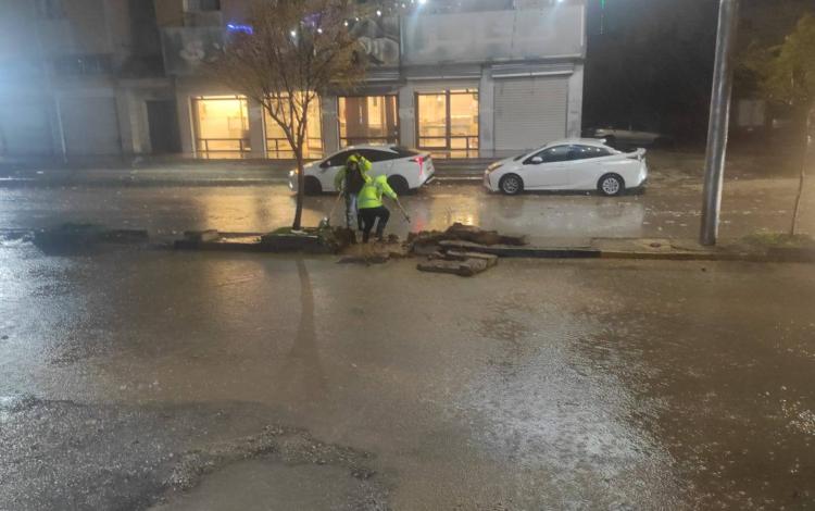 كوادر بلدية مادبا خلال تعاملهم مع تداعيات منخفض جوي سابق 13/1/2026 | ‏بلدية مادبا الكبرى