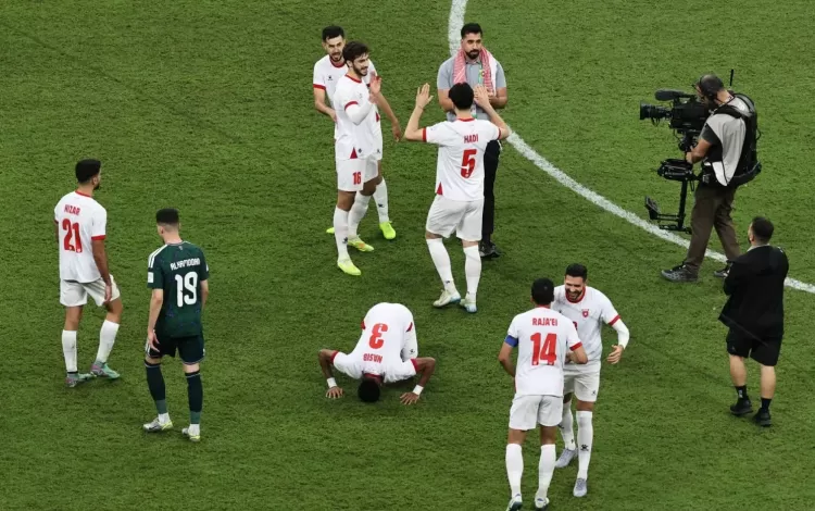 لاعبو المنتخب الأردني يحتفلون بالفوز على المنتخب السعودي في كأس العرب 2025
