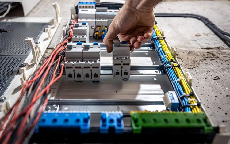 لوحة توزيع كهرباء | تعبيرية freepik